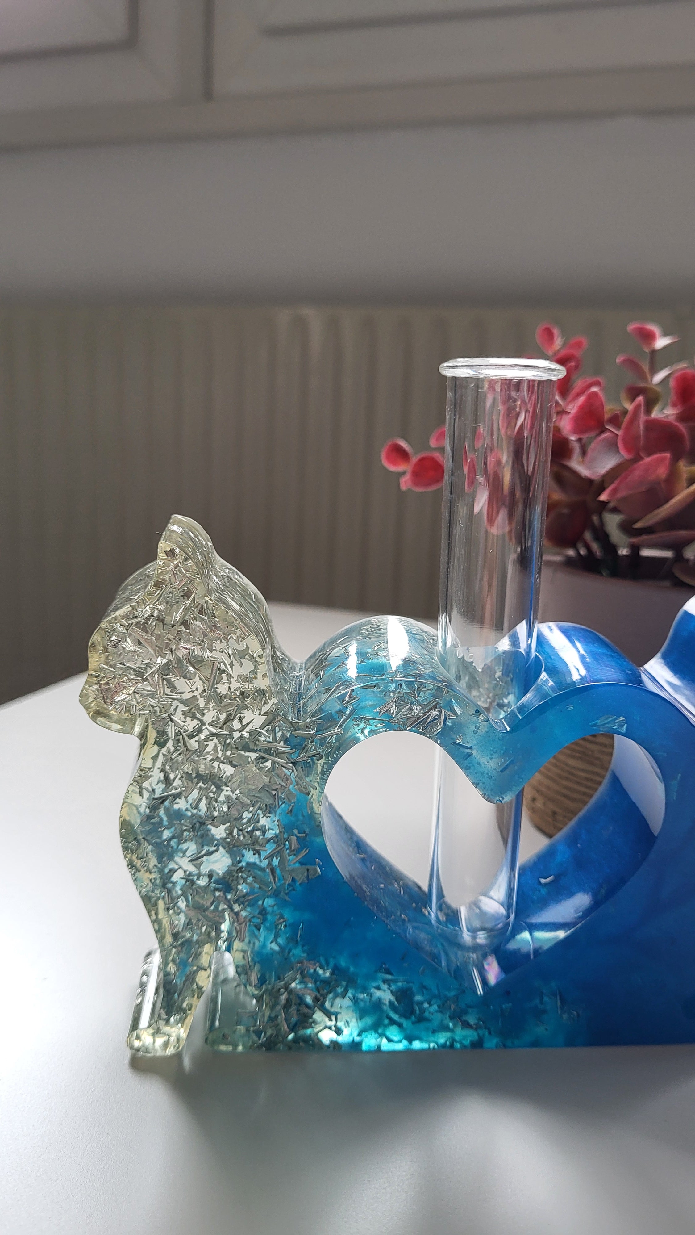 Katze mit Reagenzglas